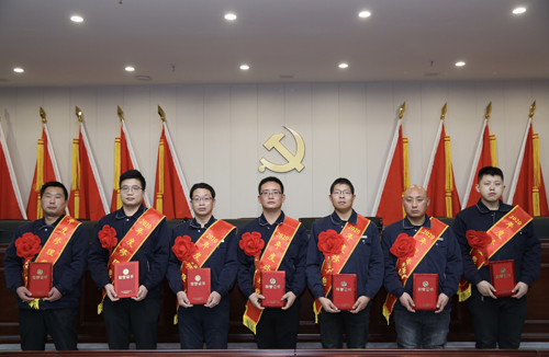 0206 修理能手從左至右依次為 邵冠峰、王寶玉、潘春樂、李龍、許特斯、韓利杰、寇增亮.jpg