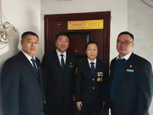 “一人得獎，全家光榮” 送“牌”上門，集團為標兵先進送去榮譽喜報牌匾