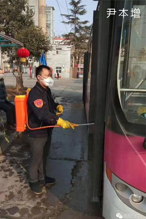抗擊疫情，讓黨旗飄揚(yáng)在公交防控一線