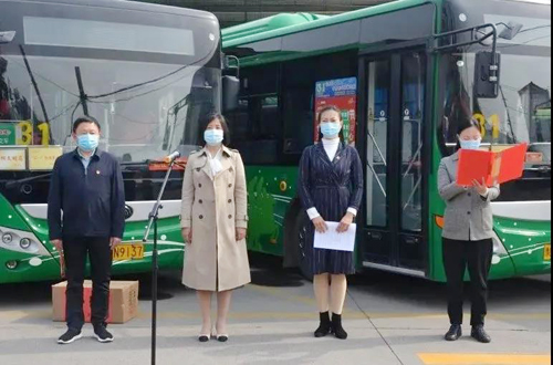 巾幗建功展英姿，獻(xiàn)身公交創(chuàng)佳績——市婦聯(lián)領(lǐng)導(dǎo)為我司“三八紅旗集體”等榮譽(yù)頒獎授牌