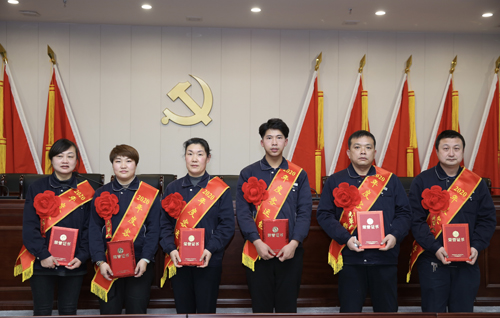 0205 客運(yùn)能手從左至右依次為 吳婷、李若芳、李彩霞、嚴(yán)成彬、姚乃遜、沈金雷.jpg