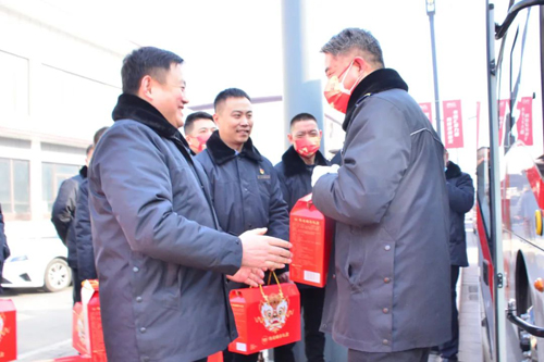 進(jìn)站點(diǎn)！集團(tuán)領(lǐng)導(dǎo)與一線職工共度新春