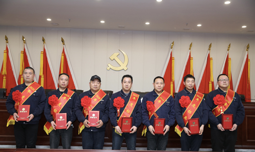 0202  標(biāo)兵從左至右依次為 苗田、尤建鵬、劉德斌、褚聰偉、王占峰、解偉強(qiáng)、馬群藝.jpg