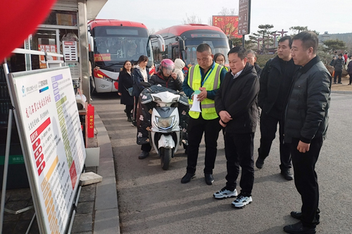 A1 集團黨委書記、董事長王保東到龍門石窟公交站調(diào)研