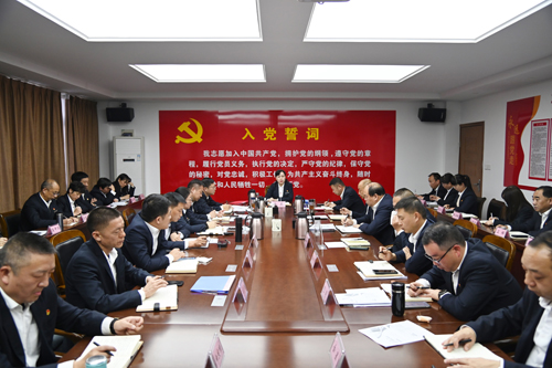 打好“收官戰(zhàn)” 謀好“開局篇”！洛陽公交集團(tuán)召開11月董事長(zhǎng)月調(diào)度會(huì)02.JPG